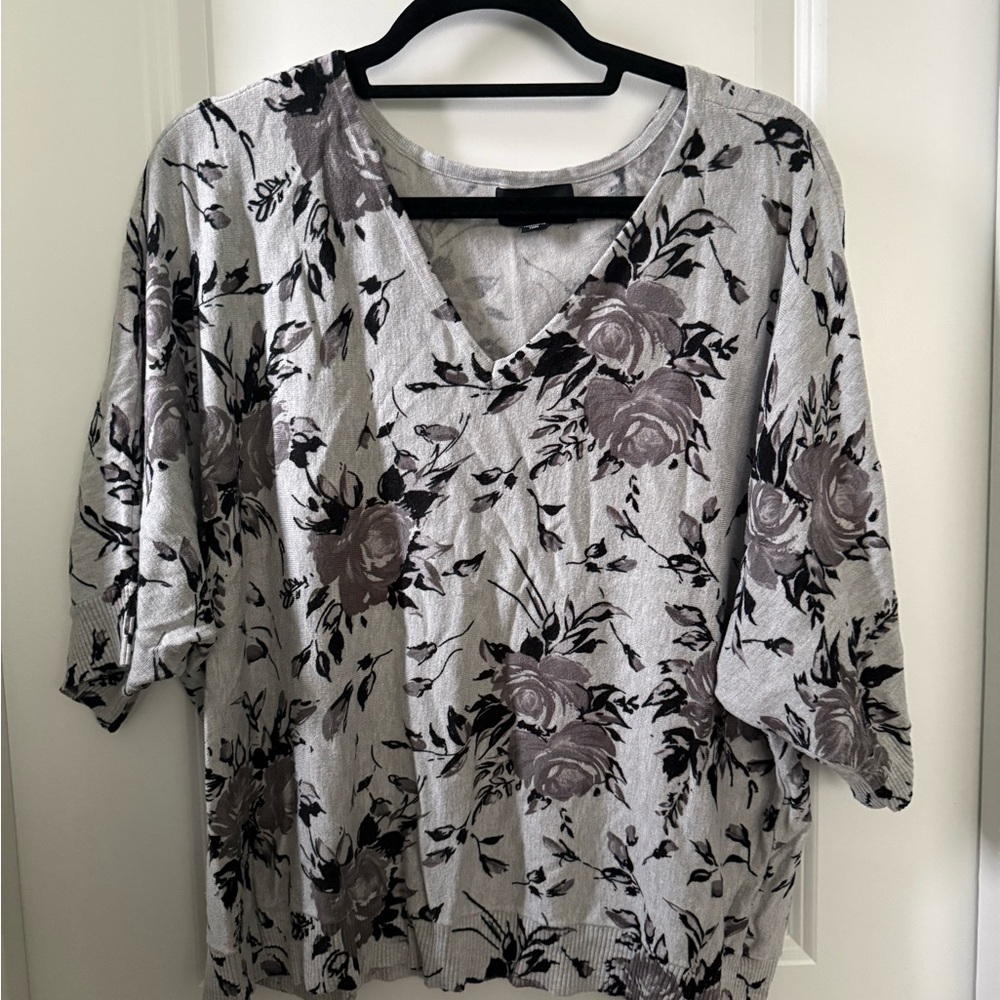 Premise Floral V-Neck Relaxed Top - Gray & Black